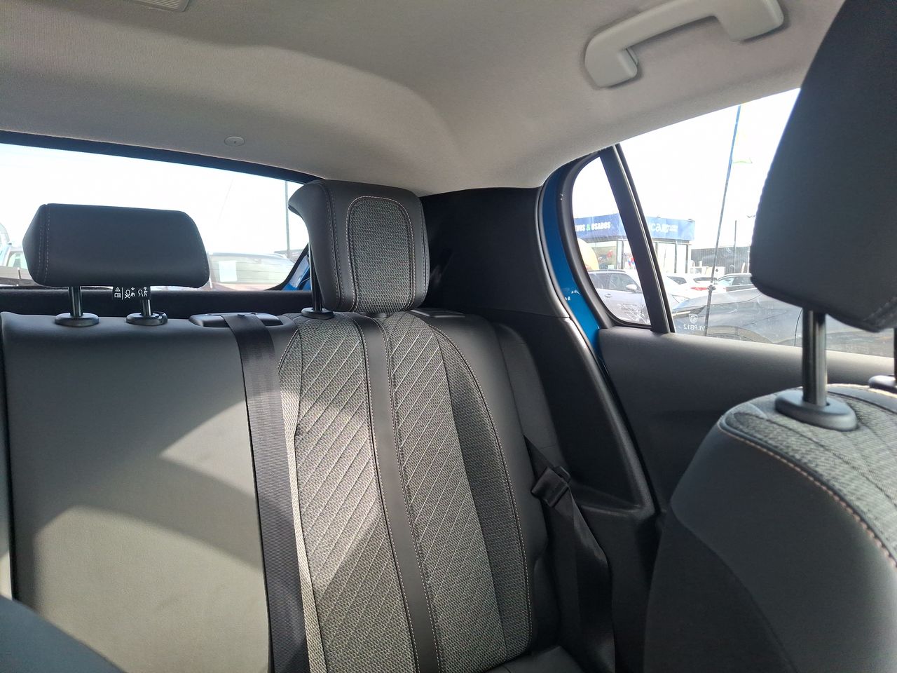 Peugeot 208 — foto 15 de 31
