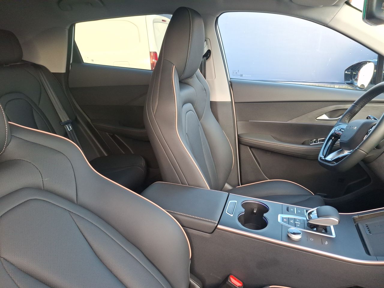 Omoda C5 — foto 8 de 28