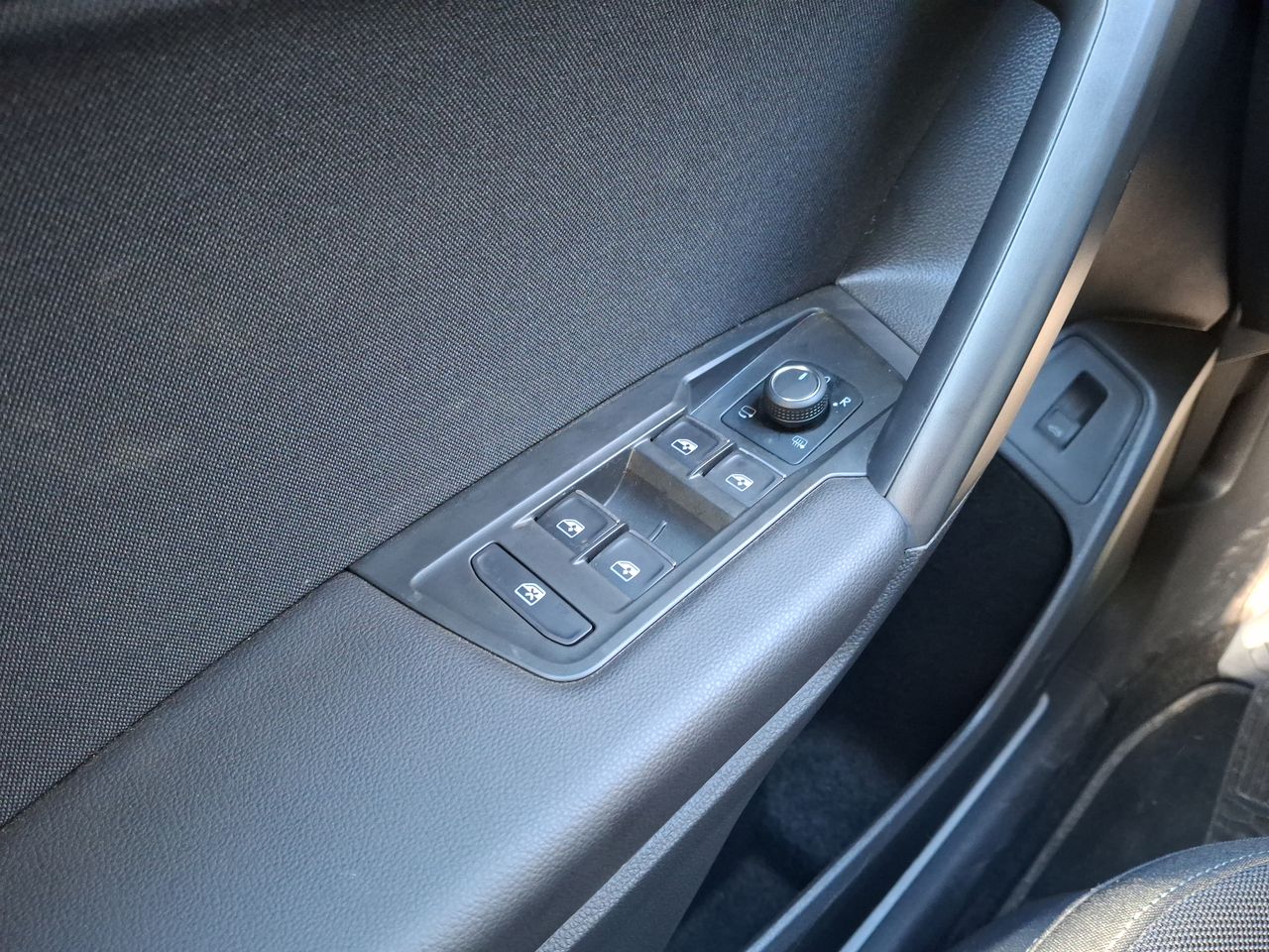 VOLKSWAGEN - 24